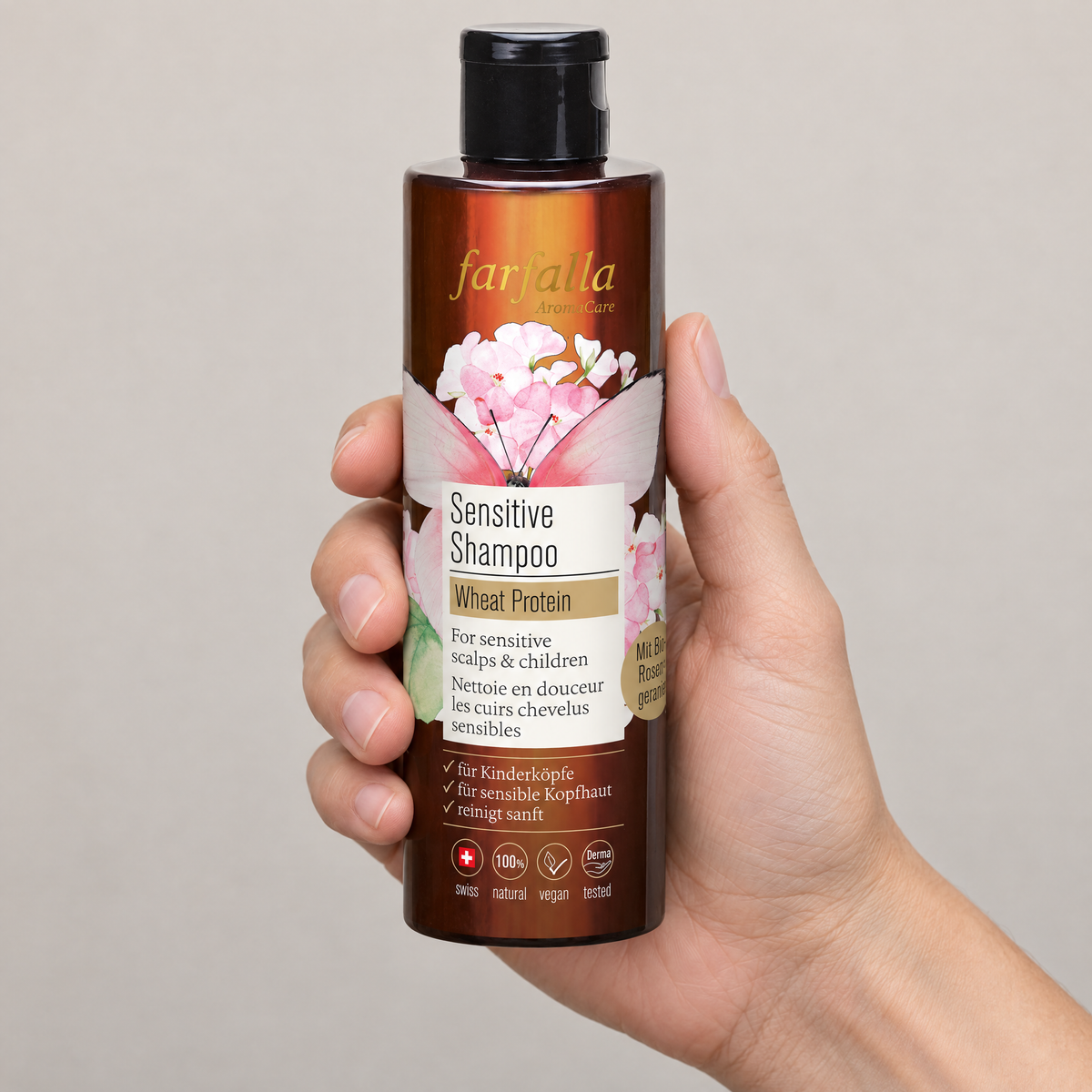 Farfalla Sensitive Shampoo Wheat Protein 200 ml – Grössenvergleich in der Hand