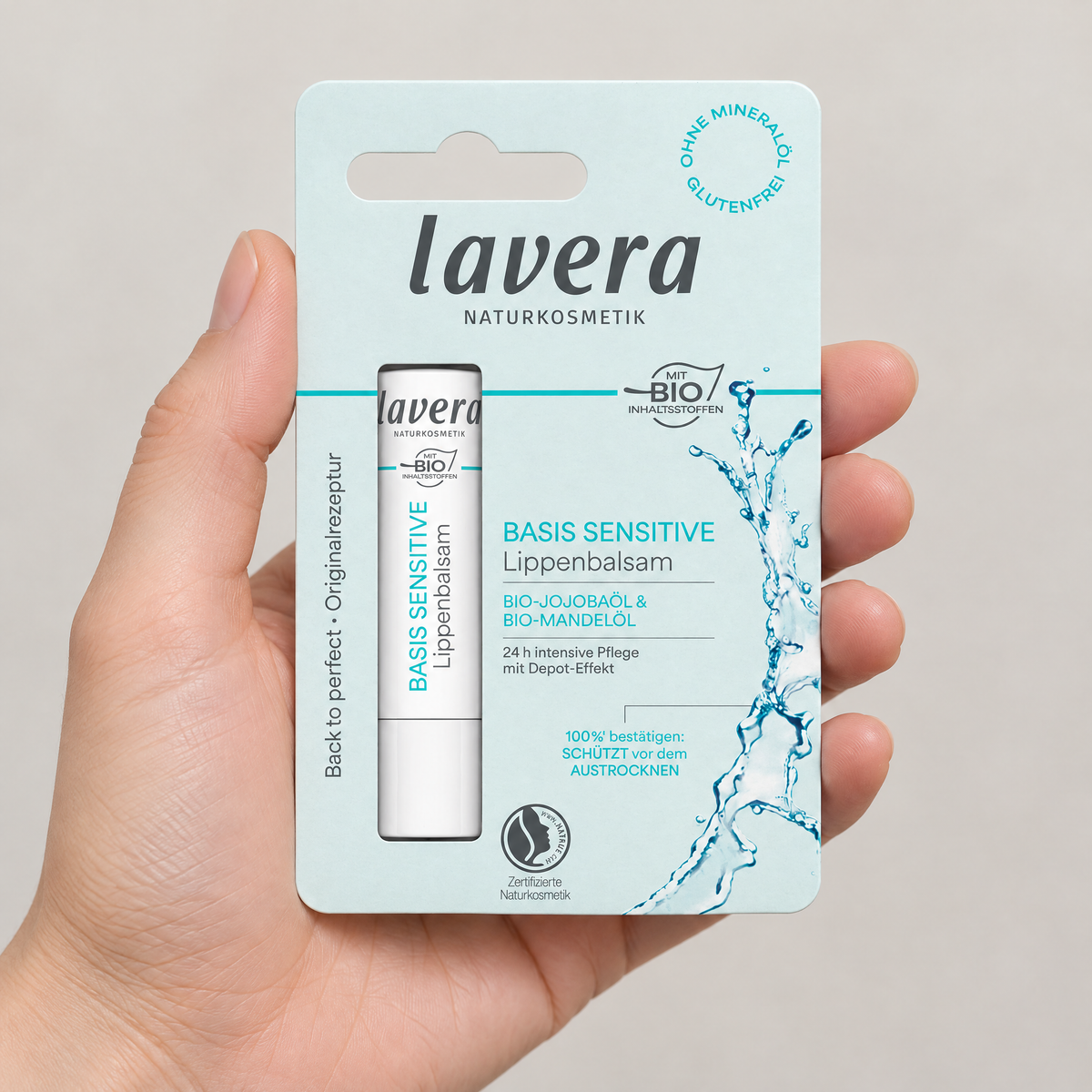 Lavera Basis Sensitiv Lippenbalsam 4,5 g – Grössenvergleich in der Hand