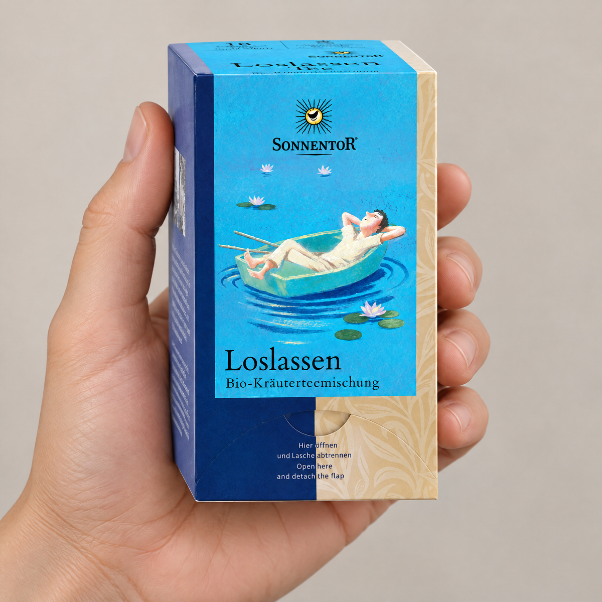 Sonnentor BIO Loslassen-Kräutertee 18 Beutel – Grössenvergleich in der Hand