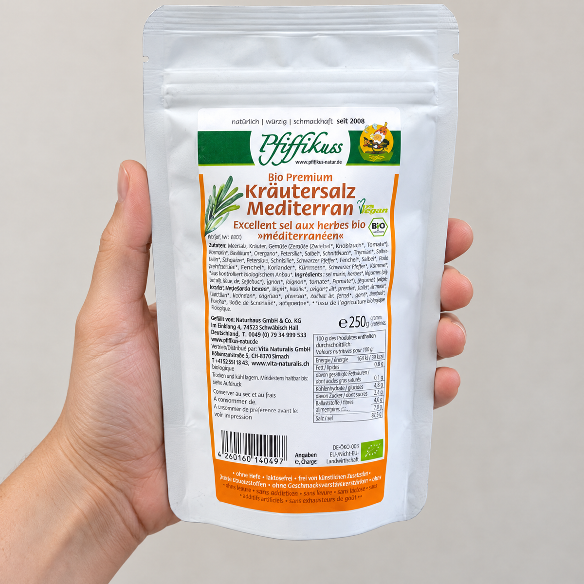 Pfiffikuss BIO Kräutersalz mediterran 250 g – Grössenvergleich in der Hand