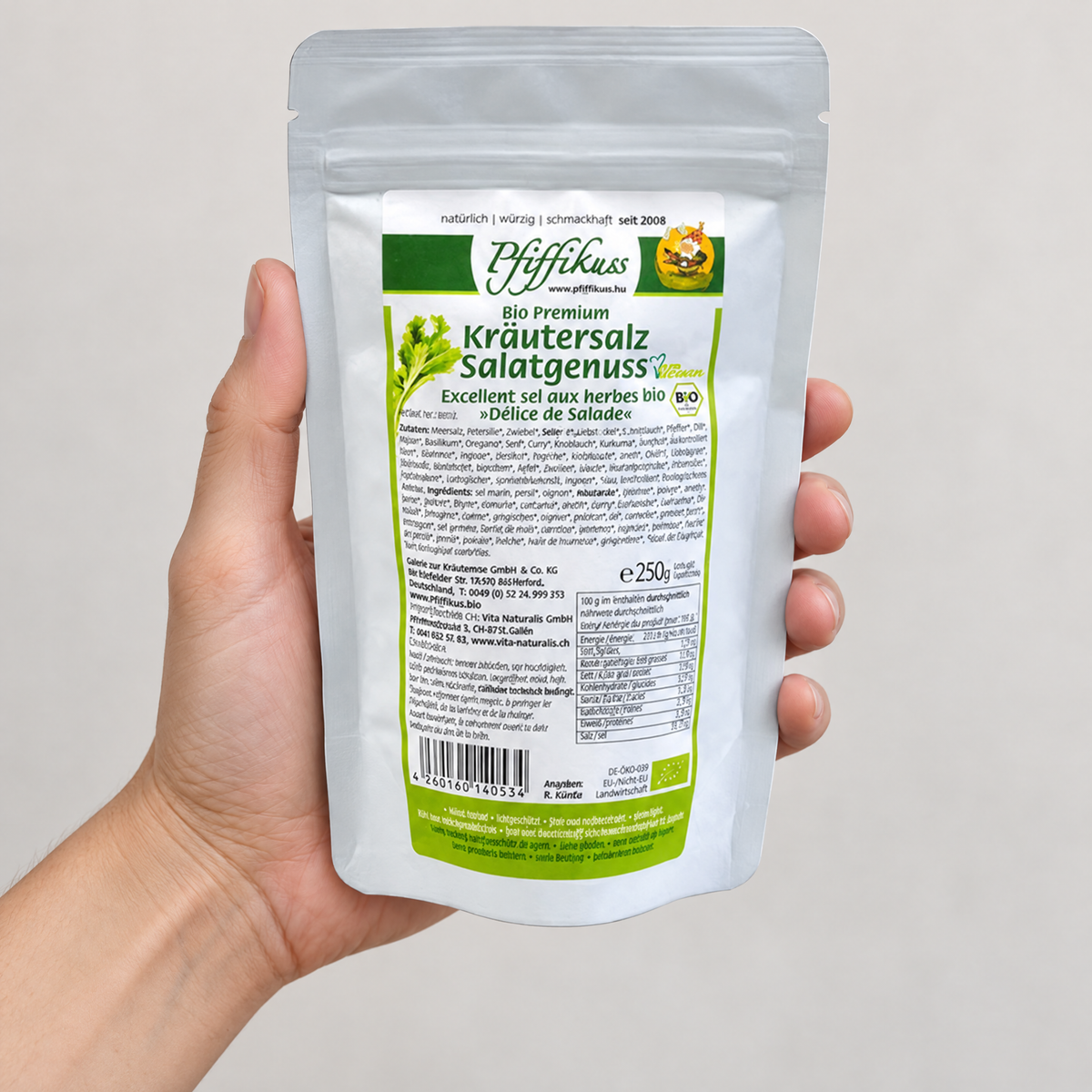 Pfiffikuss BIO Kräutersalz Salatgenuss 250 g – Grössenvergleich in der Hand