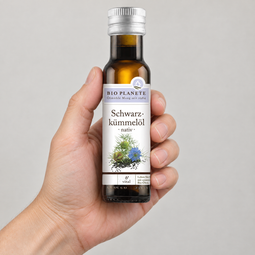 Bio Planète Schwarzkümmelöl nativ 100 ml – Grössenvergleich in der Hand