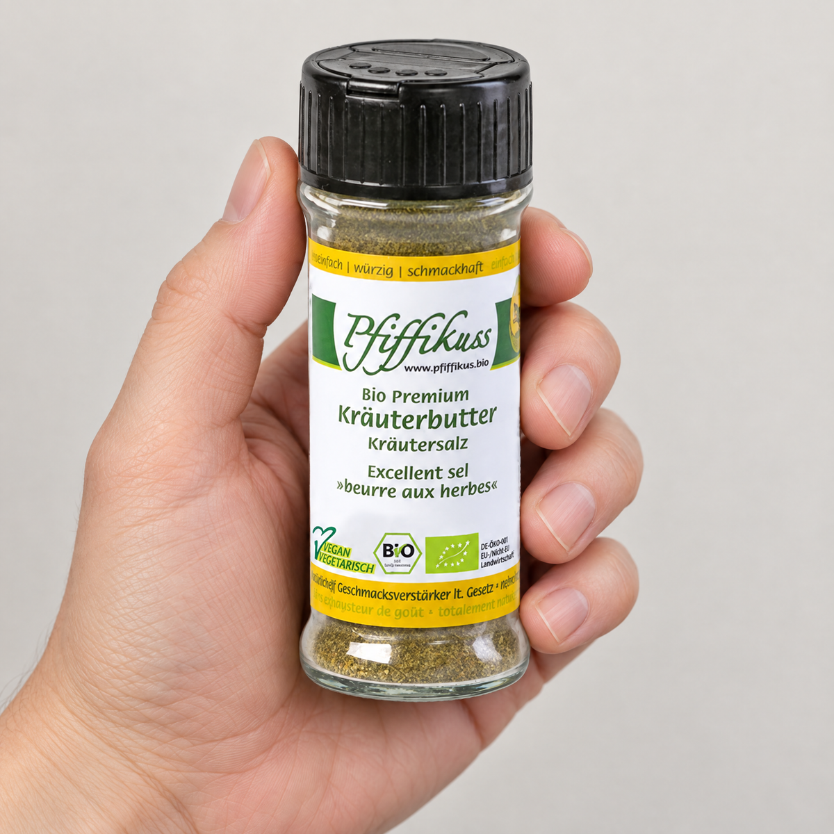 Pfiffikuss BIO Kräuterbutter-Gewürzsalz 70 g – Grössenvergleich in der Hand