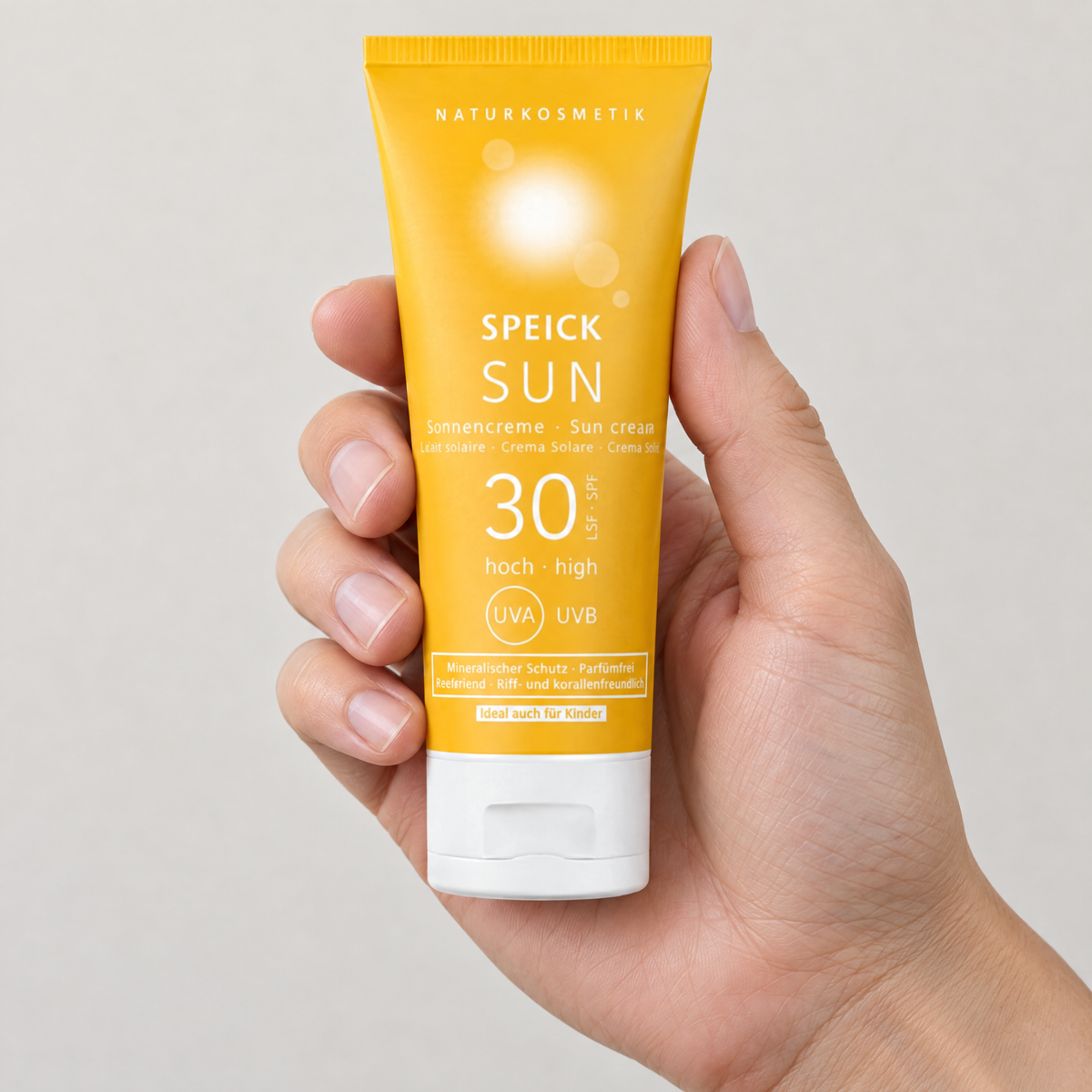 Speick Sonnencreme LSF 30 mineralisch 60 ml – Grössenvergleich in der Hand