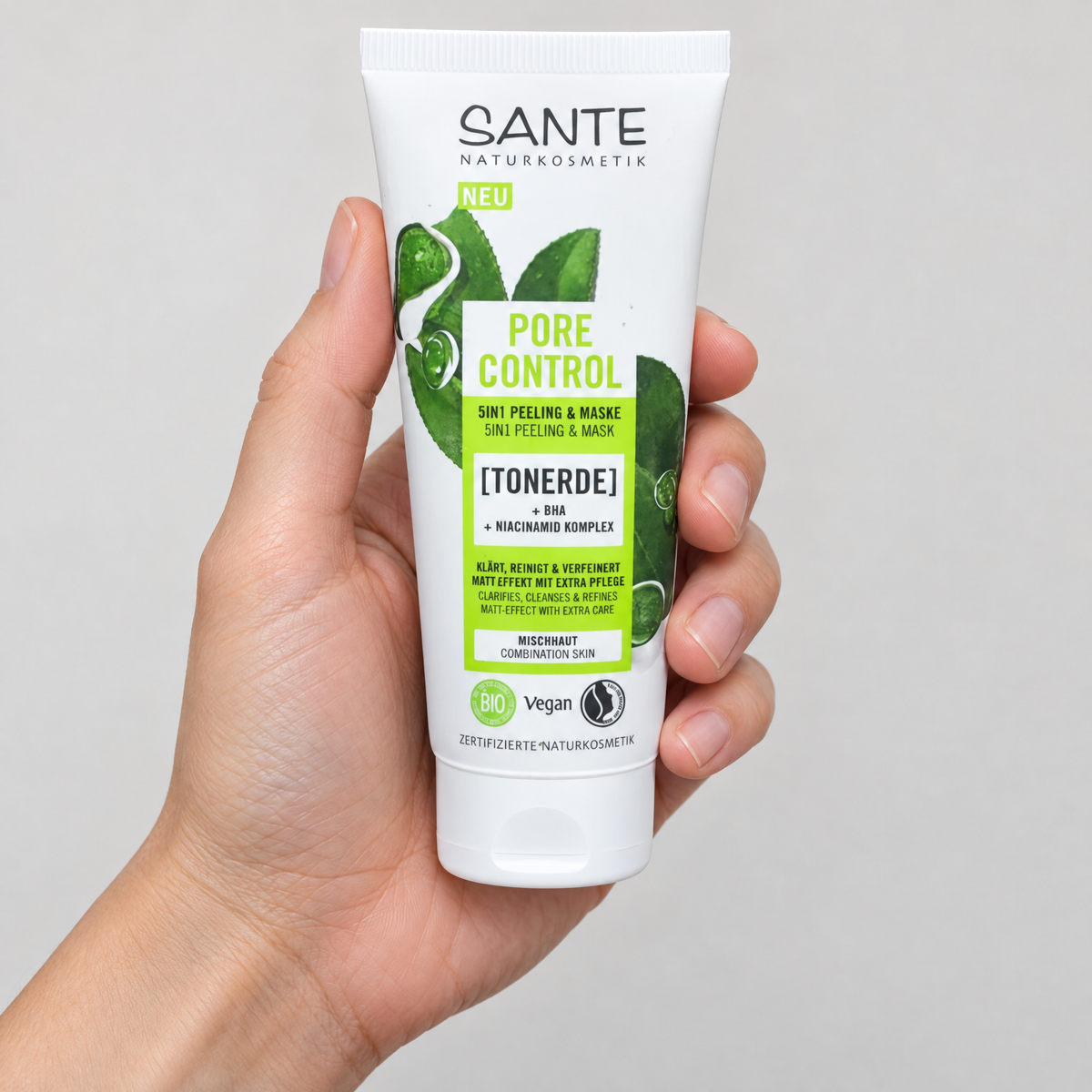 Santé Pore Control Tonerde-Maske 100 ml – Grössenvergleich in der Hand