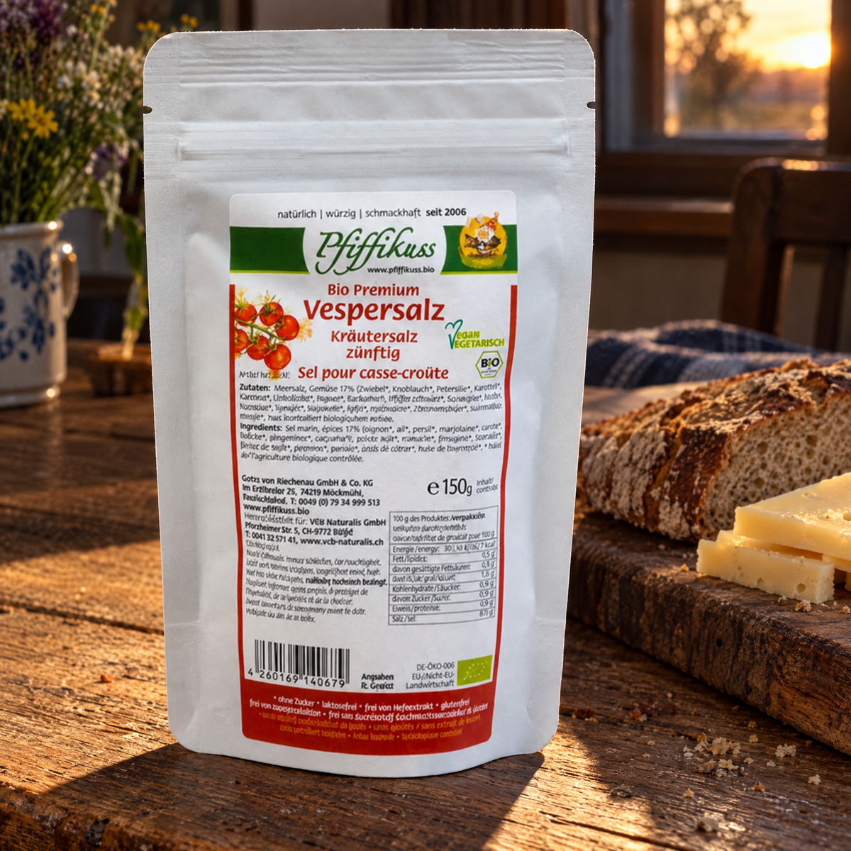 Pfiffikuss BIO Vespersalz zünftig 150 g – auf einem Holztisch neben Brot und Käse