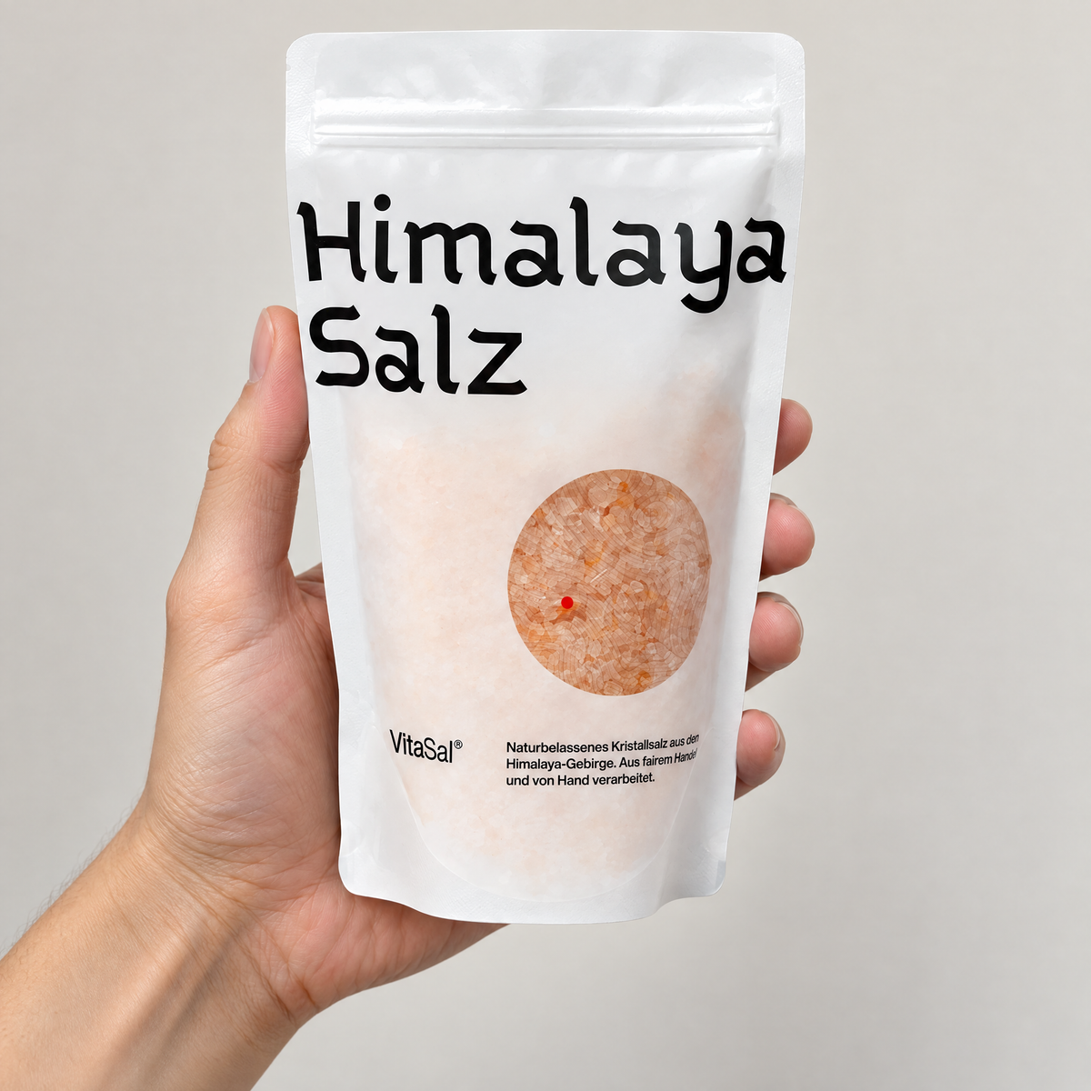 VitaSal Himalaya-Kristallsalz grob 400 g – Grössenvergleich in der Hand