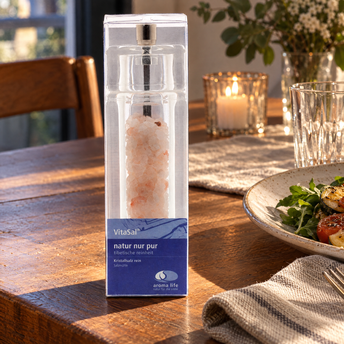 VitaSal Himalaya-Kristallsalz grob 60 g Mühle – auf einem gedeckten Tisch neben Teller und Leinenserviette