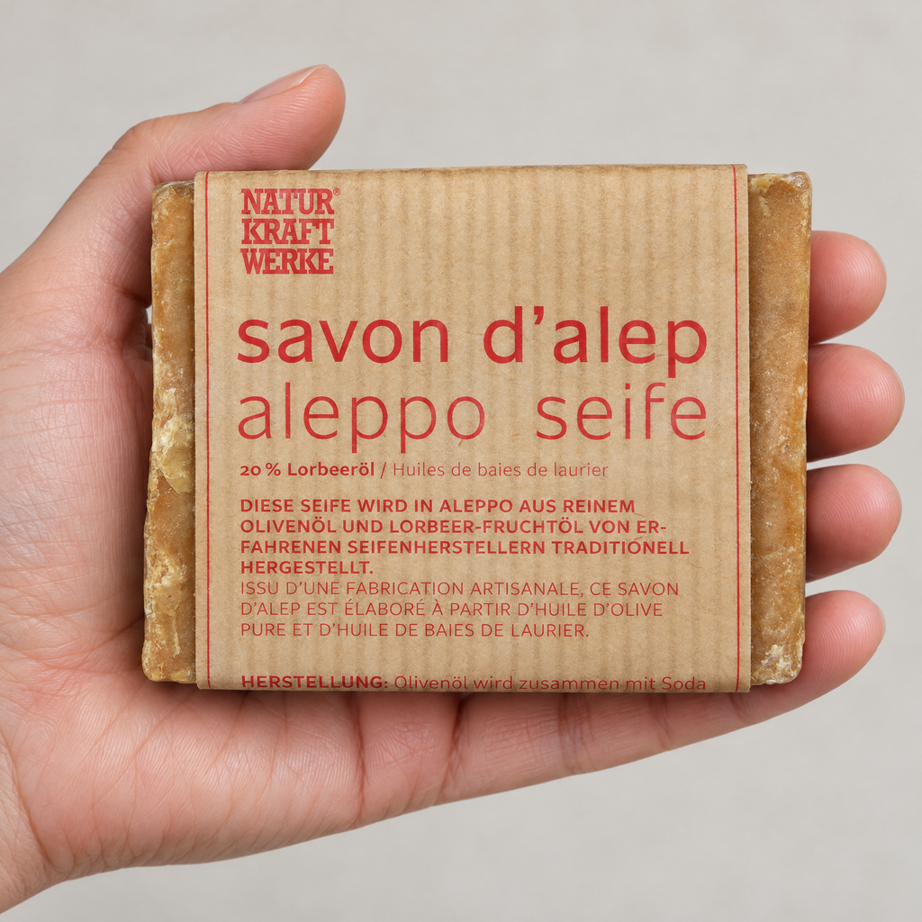 NaturKraftWerke Aleppo-Seife, 200 g – Grössenvergleich in der Hand