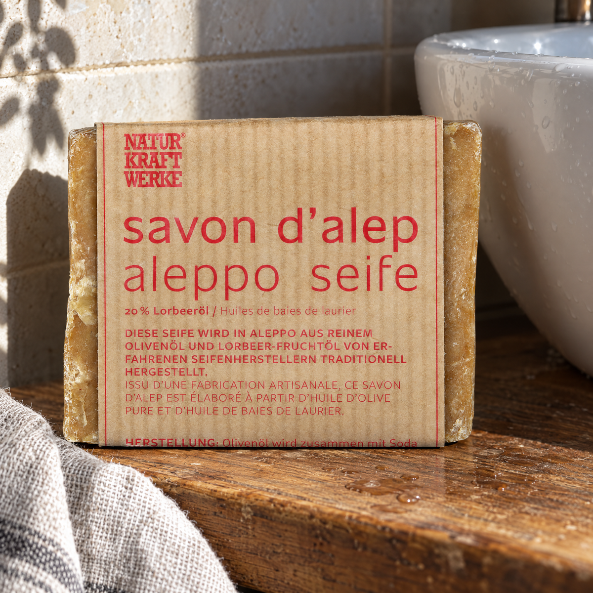 NaturKraftWerke Aleppo-Seife, 200 g – auf einem Holzbrett neben dem Waschbecken mit Leinentuch