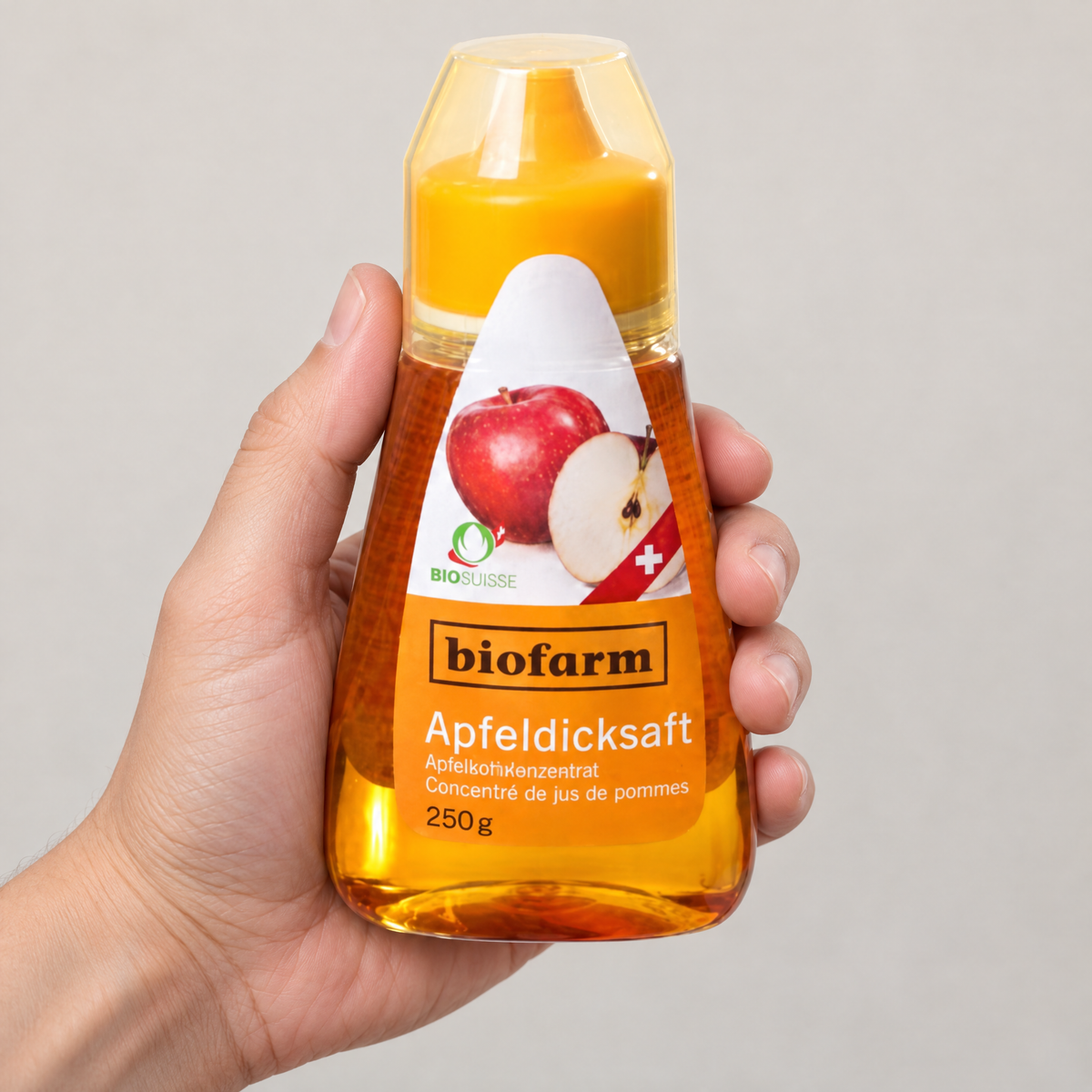 Biofarm BIO Apfeldicksaft, 250 g Dispenser – Grössenvergleich in der Hand