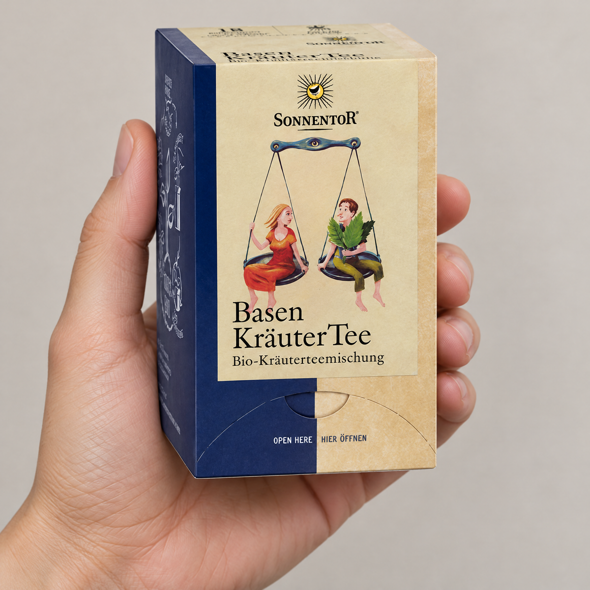 Sonnentor BIO Basen-Kräutertee, 18 Beutel – Grössenvergleich in der Hand