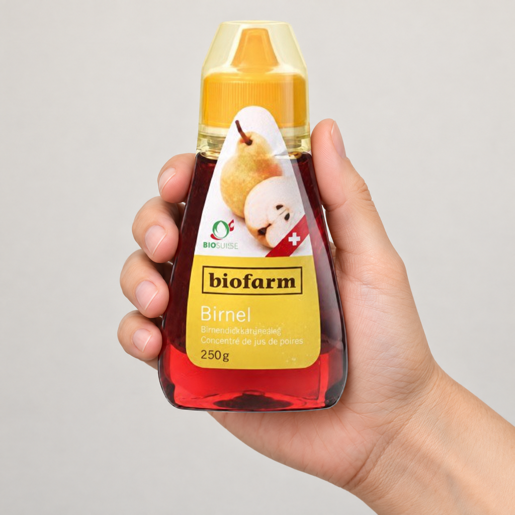 Biofarm BIO Birnendicksaft, 250 g Dispenser – Grössenvergleich in der Hand