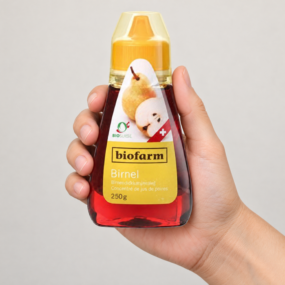 Biofarm BIO Birnendicksaft, 250 g Dispenser – Grössenvergleich in der Hand
