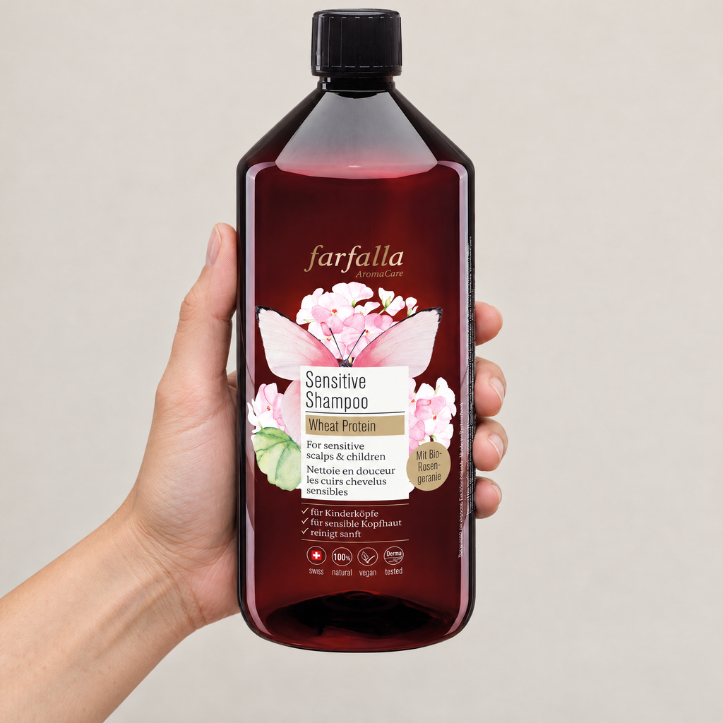 Farfalla Sensitive Shampoo Wheat Protein, 1 l – Grössenvergleich in der Hand