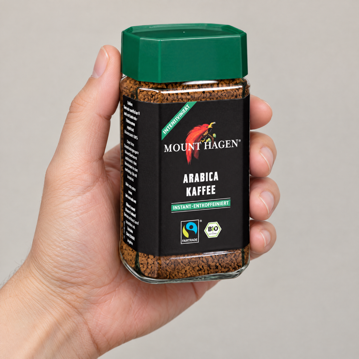 Mount Hagen BIO Bohnenkaffee löslich entkoffeiniert, 100 g Glas – Grössenvergleich in der Hand