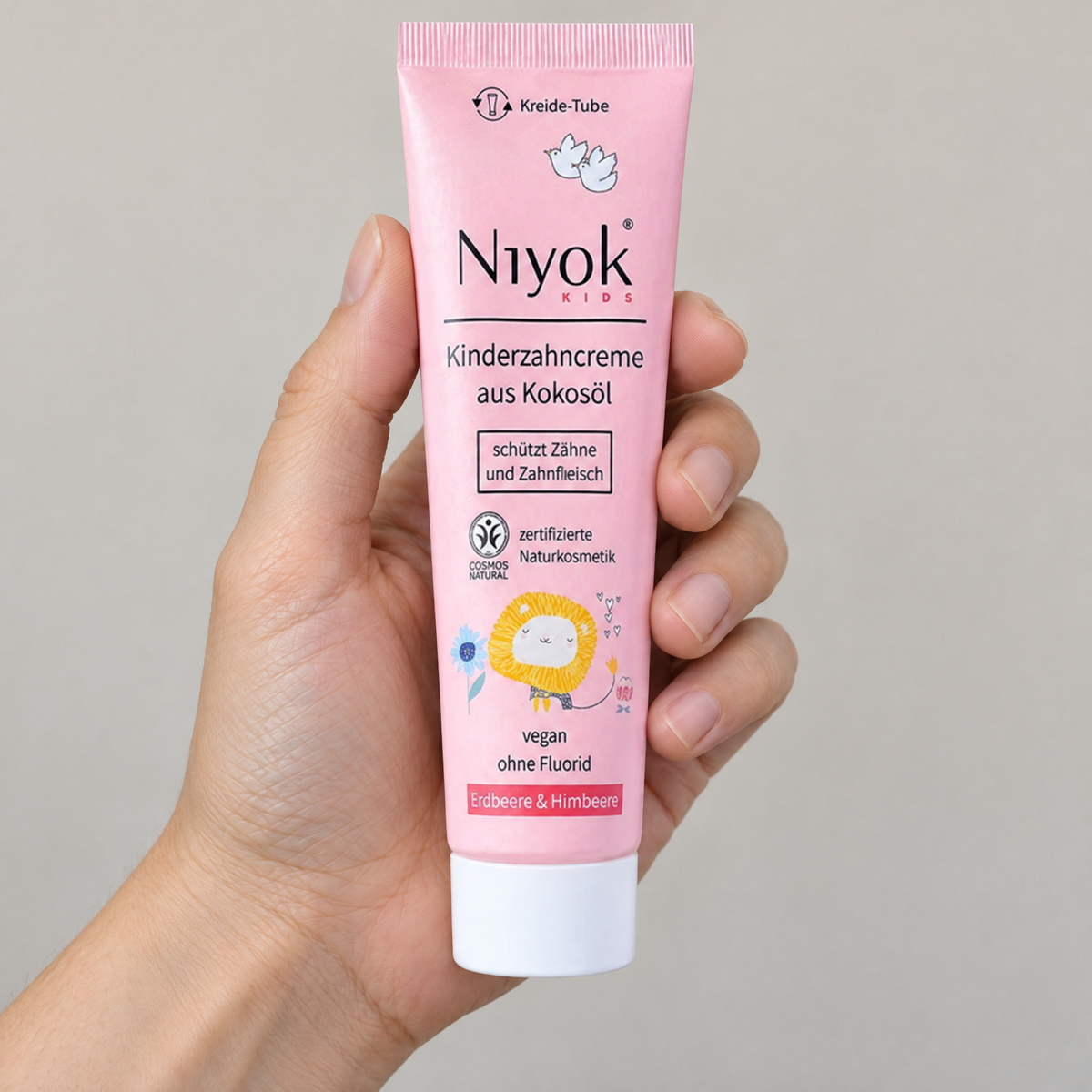 Niyok Kinder-Zahncreme Erdbeere-Himbeere, 75 ml – Grössenvergleich in der Hand