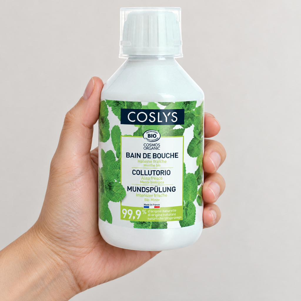 Coslys BIO Mundspülung minzfrisch, 250 ml – Grössenvergleich in der Hand