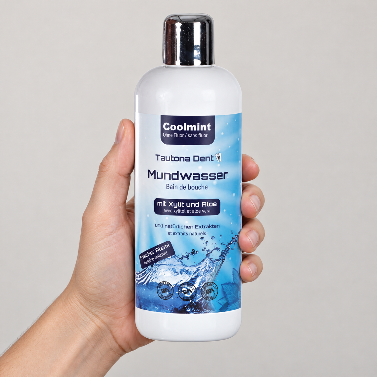 Tautona-Dent Mundwasser Coolmint, 460 ml – Grössenvergleich in der Hand