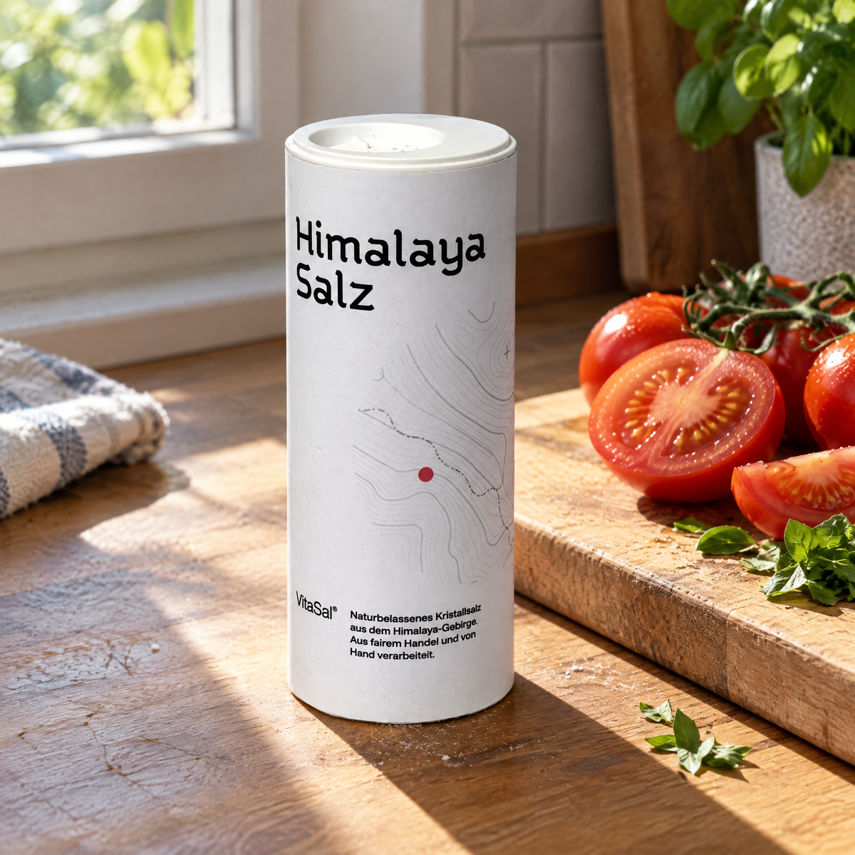 VitaSal Himalaya-Kristallsalz fein, 250 g Streudose – auf einer Holzarbeitsfläche neben einem Schneidbrett mit frischen Tomaten