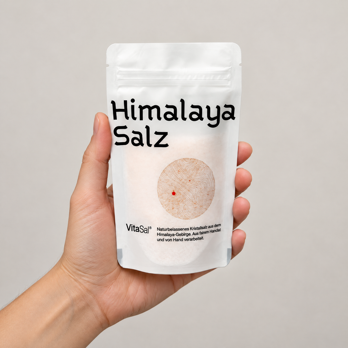 VitaSal Himalaya-Kristallsalz fein, 400 g Nachfüller – Grössenvergleich in der Hand