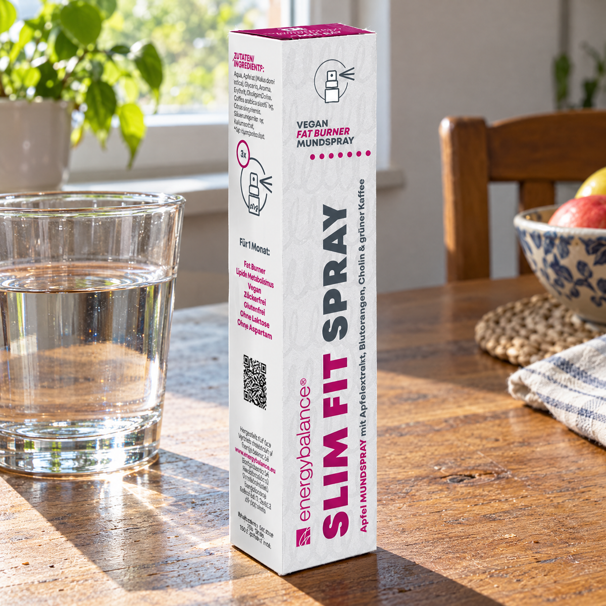 Energy Balance Slim Fit Mundspray, 150 Sprühstösse – auf einem Küchentisch neben einem Glas Wasser
