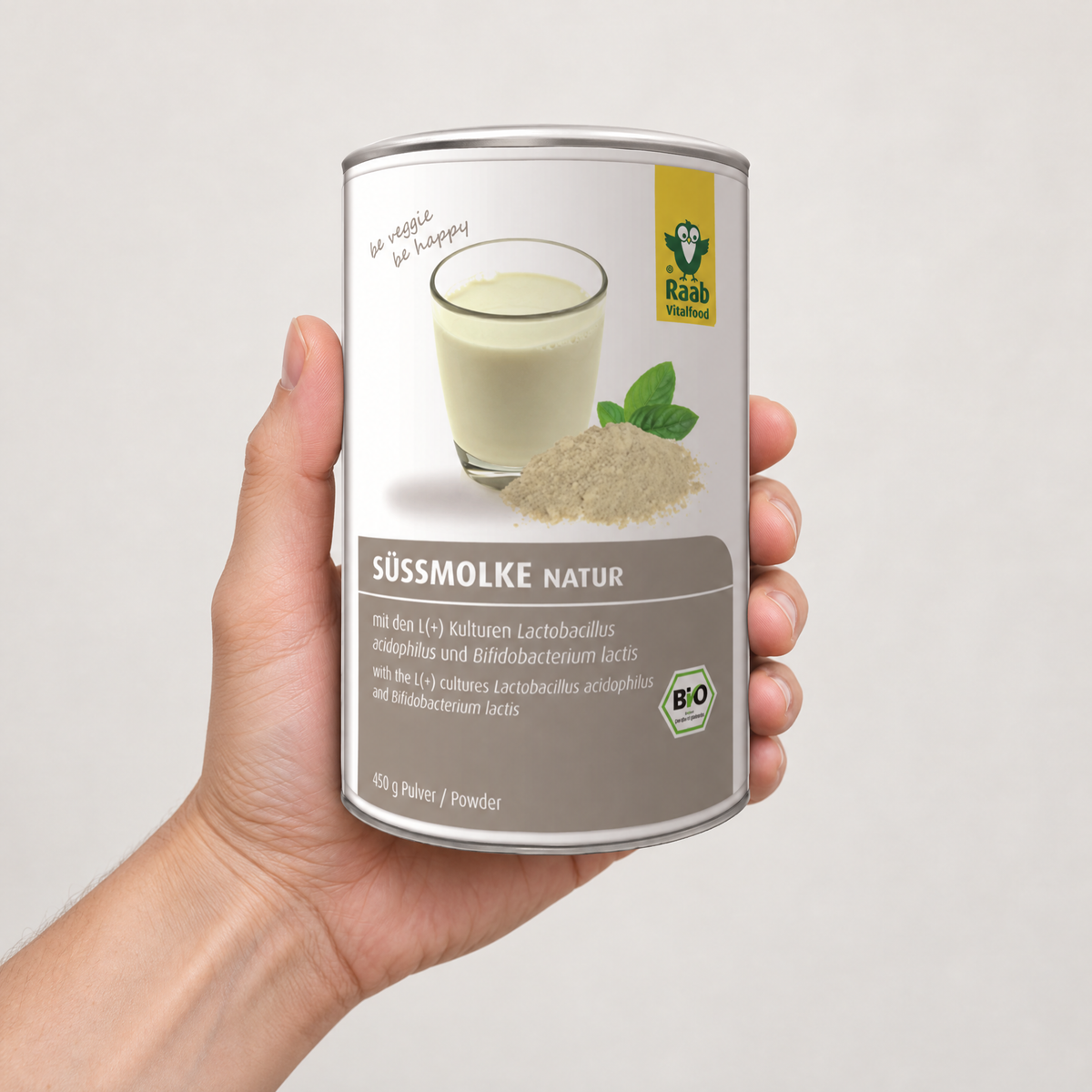 Raab Vitalfood BIO Premium Süssmolke-Pulver Vitaldrink, 450 g – Grössenvergleich in der Hand