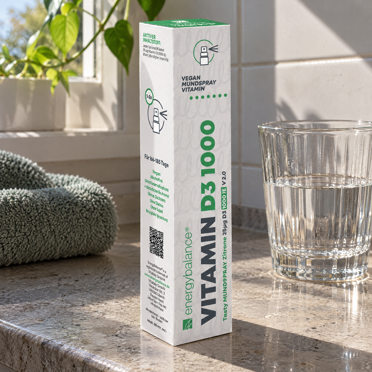 Energy Balance Vitamin D3 1000 Mundspray Tasty, 185 Sprühstösse – auf einem Badezimmerbrett neben einem Trinkglas