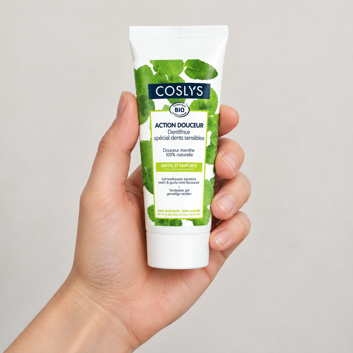Coslys BIO Zahngel sensible Zähne & Zahnfleisch, 75 ml – Grössenvergleich in der Hand