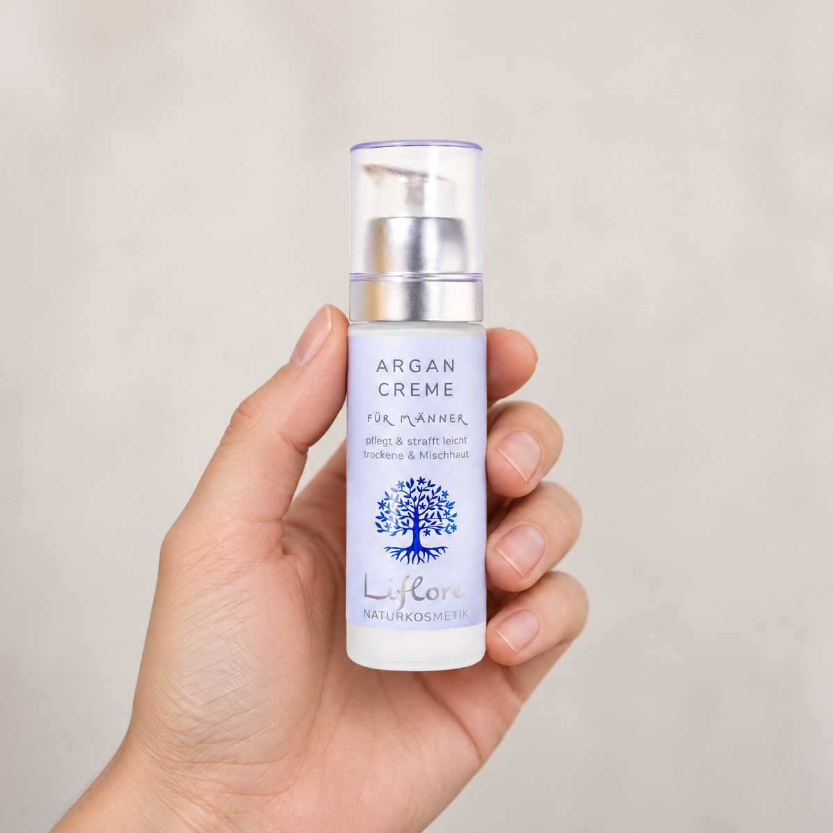 Liflore Argan-Creme 30 ml in einer Hand – Grössenvergleich