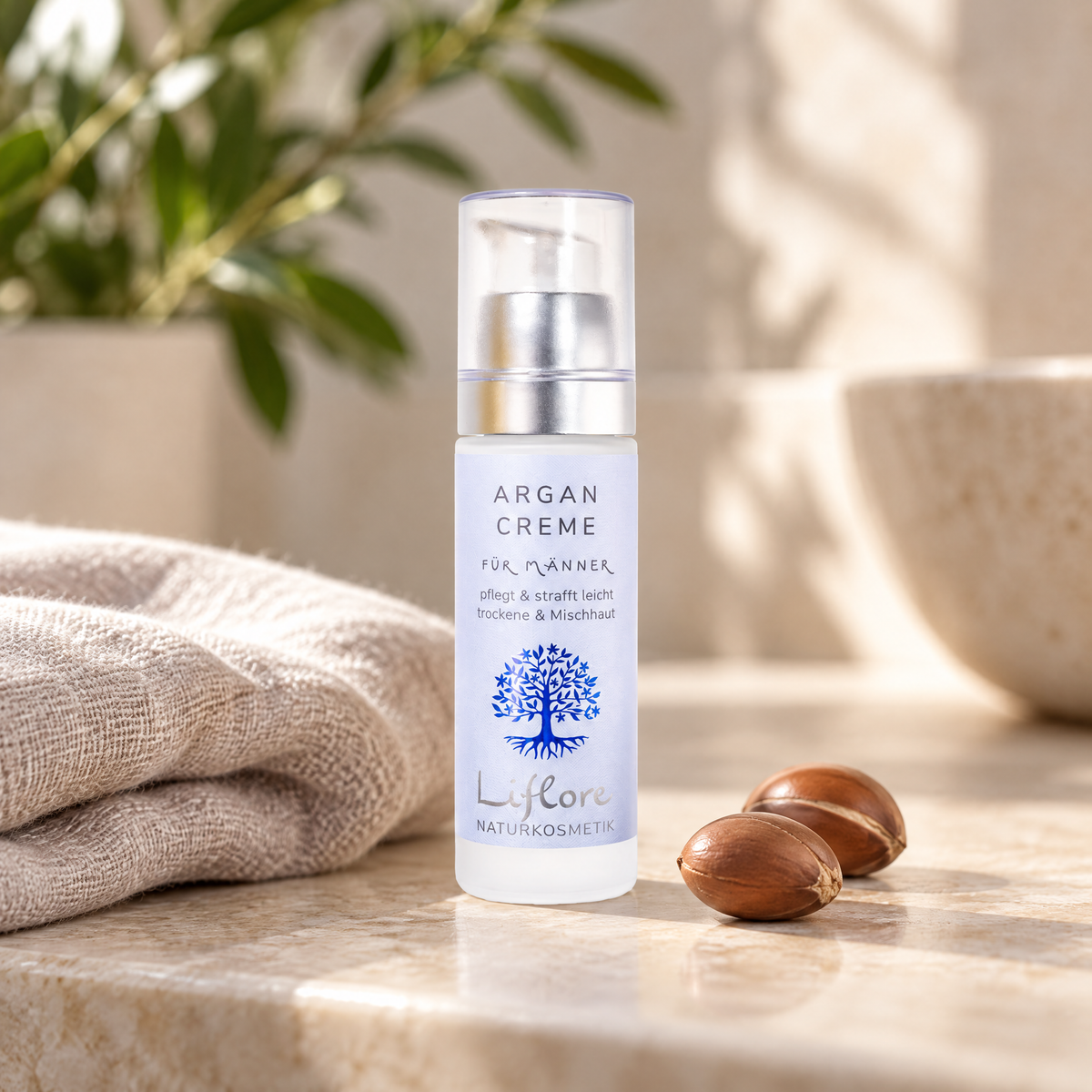 Liflore Argan-Creme auf heller Steinfläche mit Leinentuch und ArganNüssen