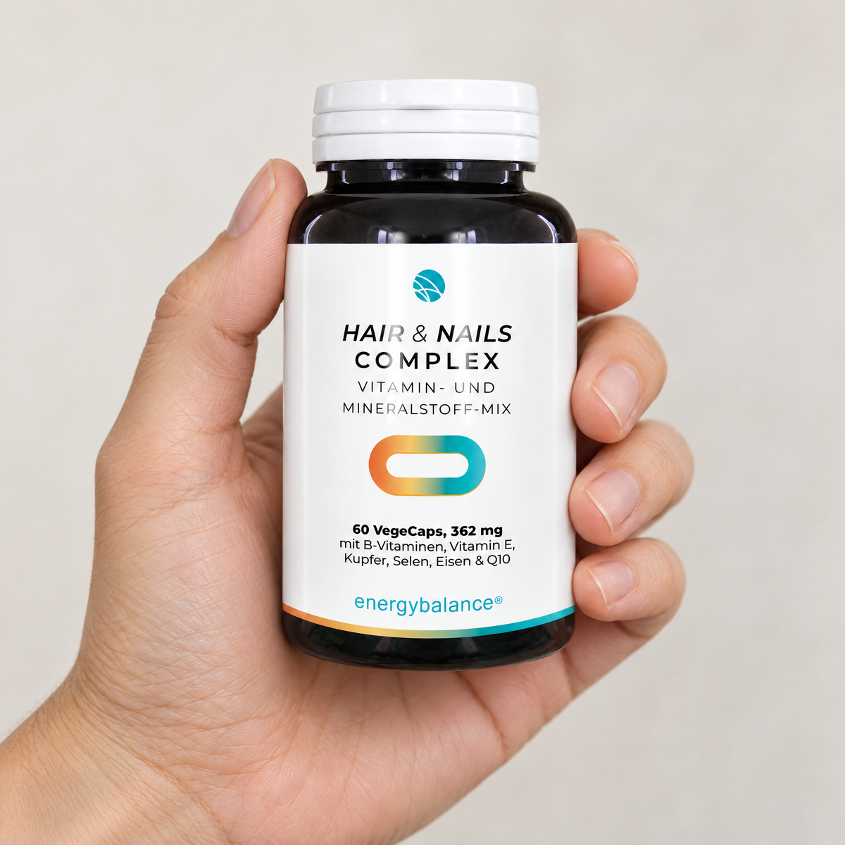 Energy Balance Hair & Nails Complex Dose in einer Hand – Grössenvergleich