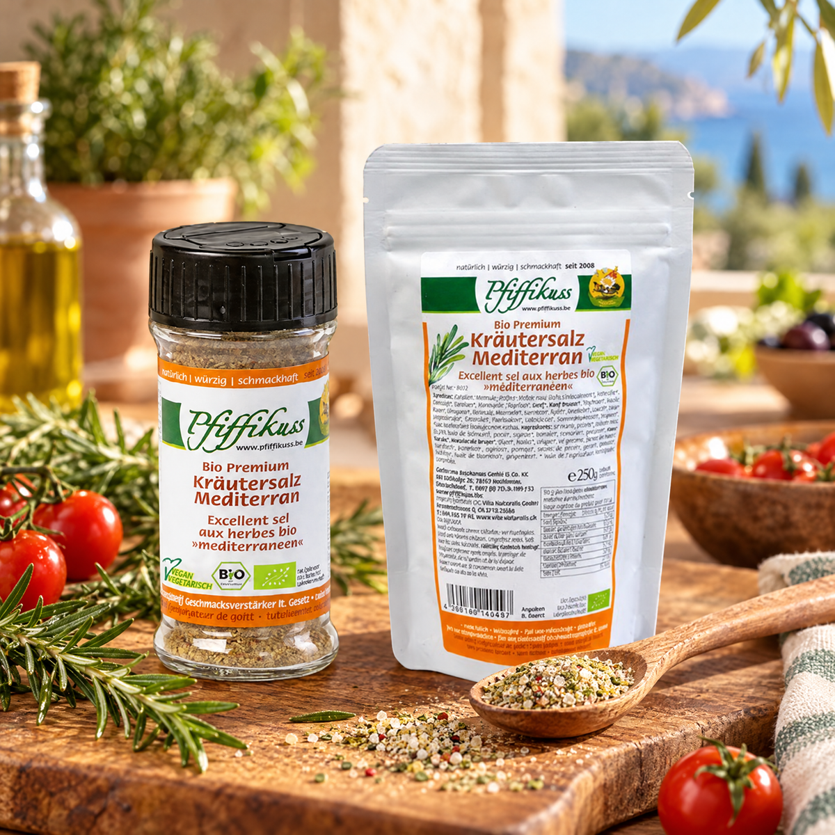 Pfiffikuss BIO Kräutersalz mediterran auf einem Holzbrett mit Rosmarin und Tomaten