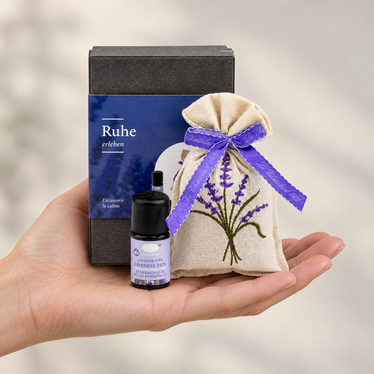Aromalife Lavendel-Geschenkset in einer Hand – Grössenvergleich