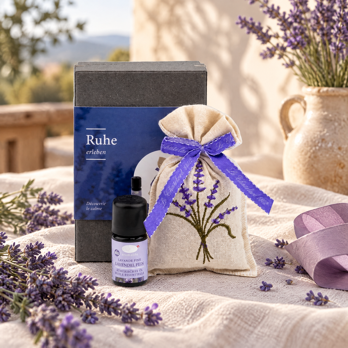 Aromalife Lavendel-Geschenkset auf Leinen mit frischem Lavendel