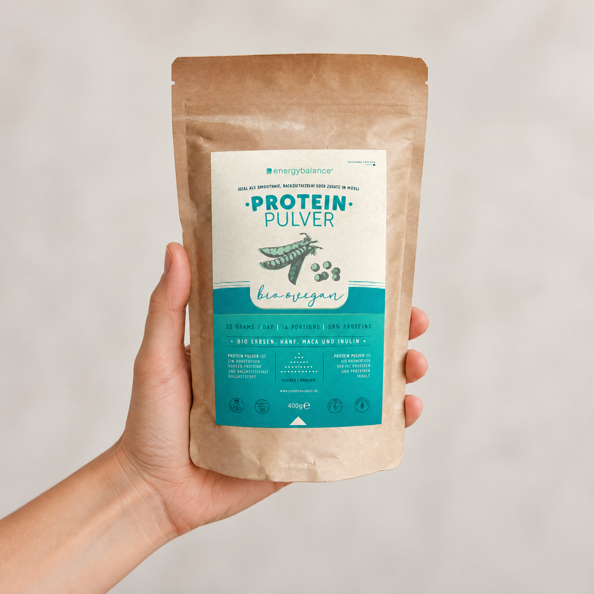 Energy Balance BIO Proteinpulver 400 g Beutel in einer Hand – Grössenvergleich