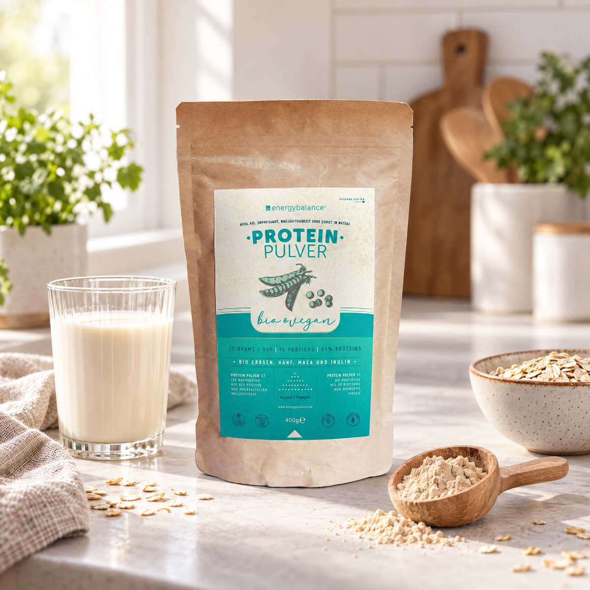 Energy Balance BIO Proteinpulver auf einer Küchentheke mit Pflanzendrink und Messlöffel