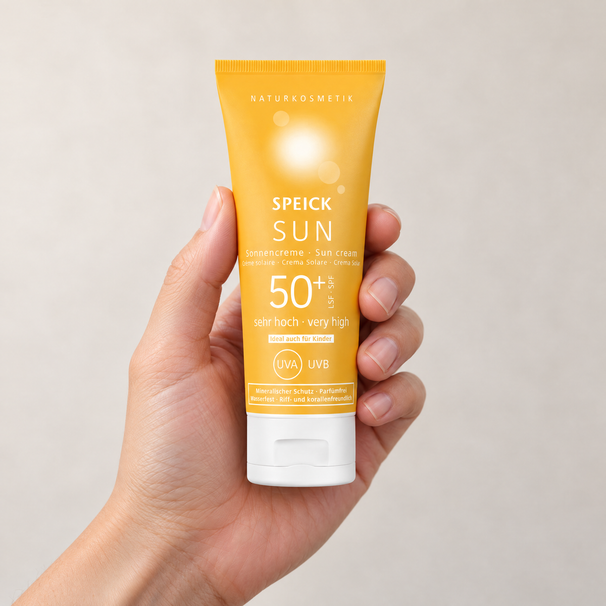 Speick Sonnencreme LSF 50 mineralisch 60 ml in einer Hand – Grössenvergleich