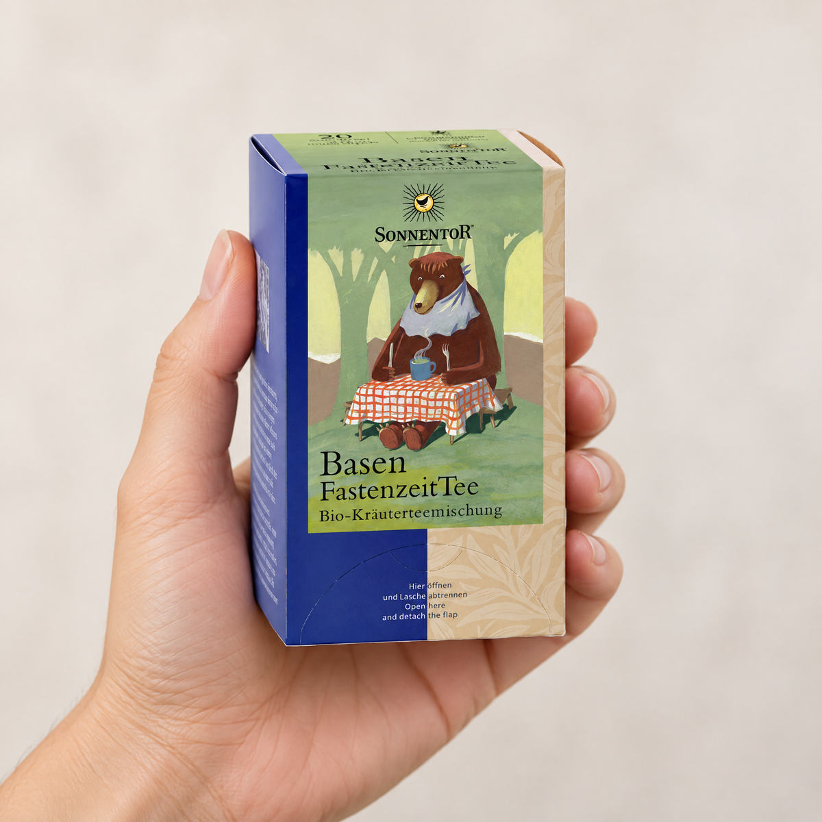 Sonnentor BIO Basen-Fastenzeit-Tee Packung in einer Hand – Grössenvergleich